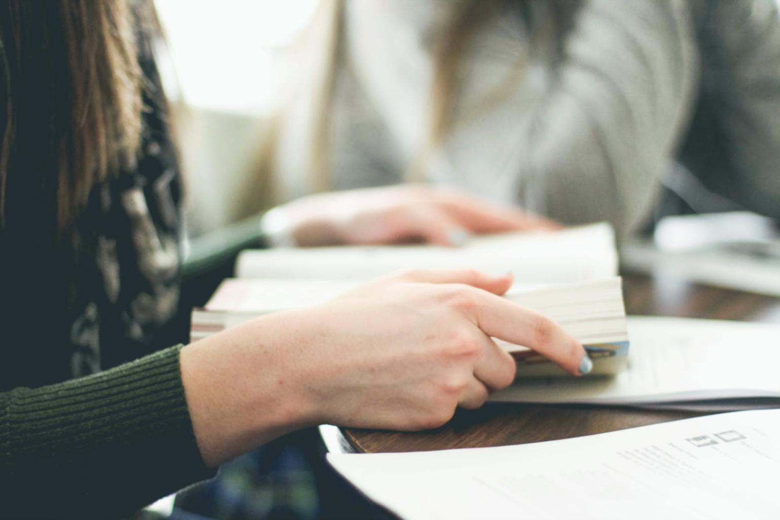 Espace de formation avec participants travaillant sur ordinateurs et documents bancaires